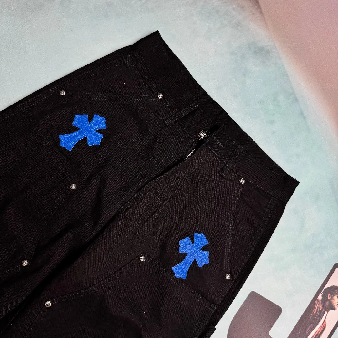 🅿️310 🔘Model No.-KL105 🔘Croxin𝐂𝐡𝐫𝐨𝐦𝐞 𝐇𝐞𝐚𝐫𝐭 24SS Workwear Logging Klein Blue Leather Limited Edition Jeans* Croxin’s pants are particularly outstanding in color design and stand out among similar products. It is made of beaded canvas fabric. After a complicated and delicate washing process, it feels very good when worn on the body and looks high-end and charming. The pants are three-dimensionally cut, with a crisp and stylish shape, smooth lines, and a high level of design. The hardware accessories on the pants are specially customized according to ZP standards. The beaded canvas fabric is originally thick, but after washing it becomes soft and breathable. The small leather label on the pants is specially designed, revealing unique creativity in a simple style. The production process is very exquisite, every stitching is neat and regular, and the details are handled particularly well, showing high quality. Moreover, these pants have a genderless design and can be easily worn by both boys and girls. They are perfectly in line with the current diverse and inclusive fashion trend and look good no matter how you wear them.  Size: S M L XL XXL (28.30.32.34.36) Color: Black